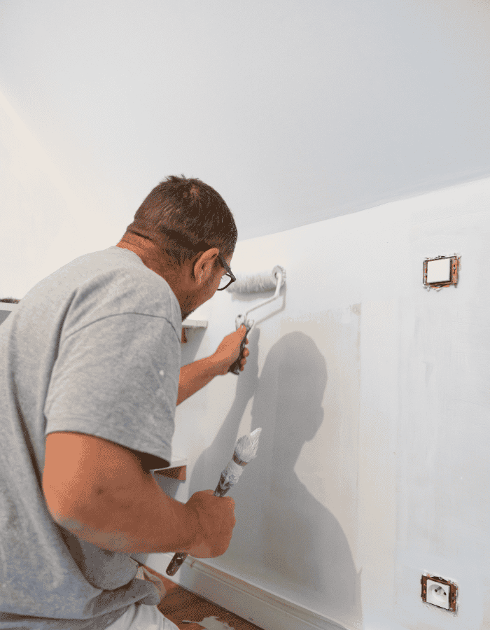 Artisan peinture intérieur appliquant une sous-couche blanche au rouleau à Monein – Tuheil Établissement