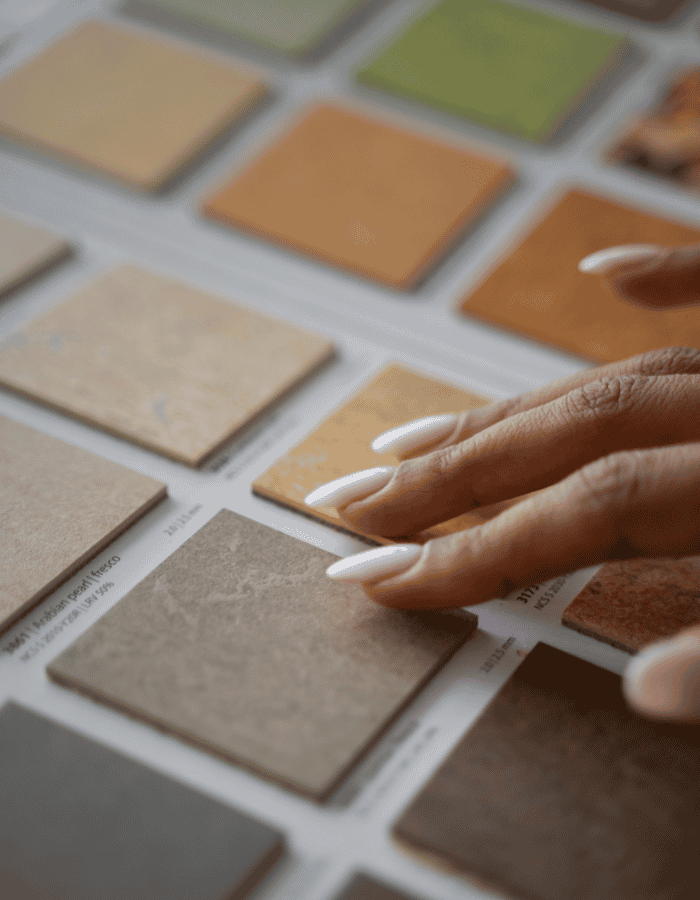 Sélection d'échantillons de revêtement de sol et mural pour projet de rénovation à Pau – Tuheil Établissement
