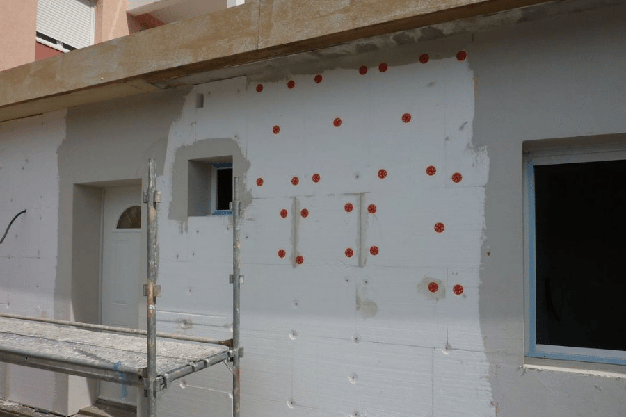 Pose de panneaux isolants sur échafaudage dans le cadre d'un ravalement de façade à Pau – Tuheil Établissement
