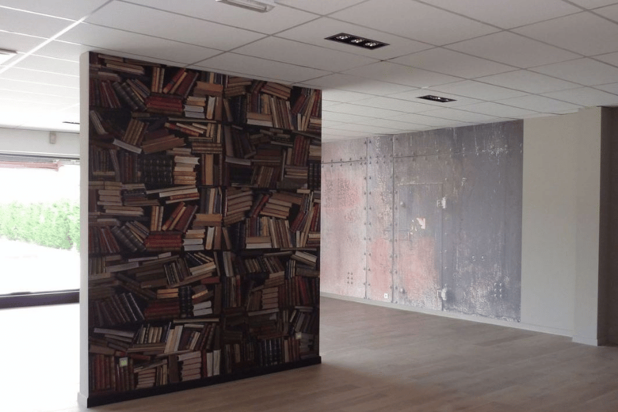 Pose de papier peint panoramique décoratif dans un local professionnel avec revêtement sol à Orthez – Tuheil Établissement