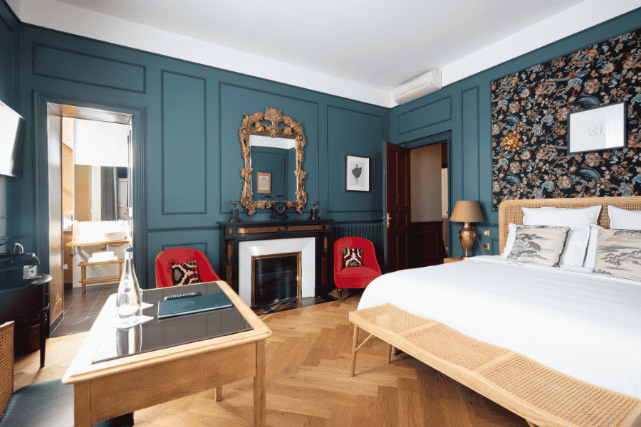 Parquet flottant point de Hongrie dans une chambre avec peinture bleue et papier peint à Pau – Tuheil Établissement