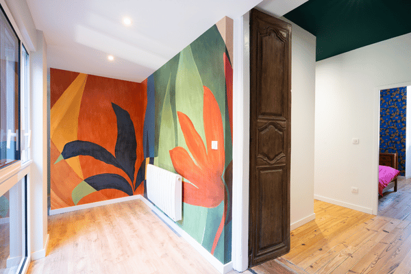 Rénovation intérieure complète avec peinture, pose de parquet et papier peint végétal dans une maison à Pau – Tuheil Établissement