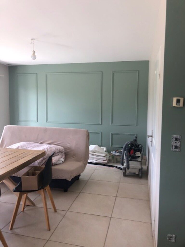 Peinture intérieure décorative avec moulures murales réalisée par un artisan peintre à Orthez