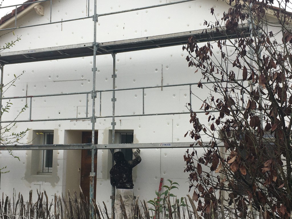 travaux d'isolation par l'extérieur sur la façade d'une maison à Montardon