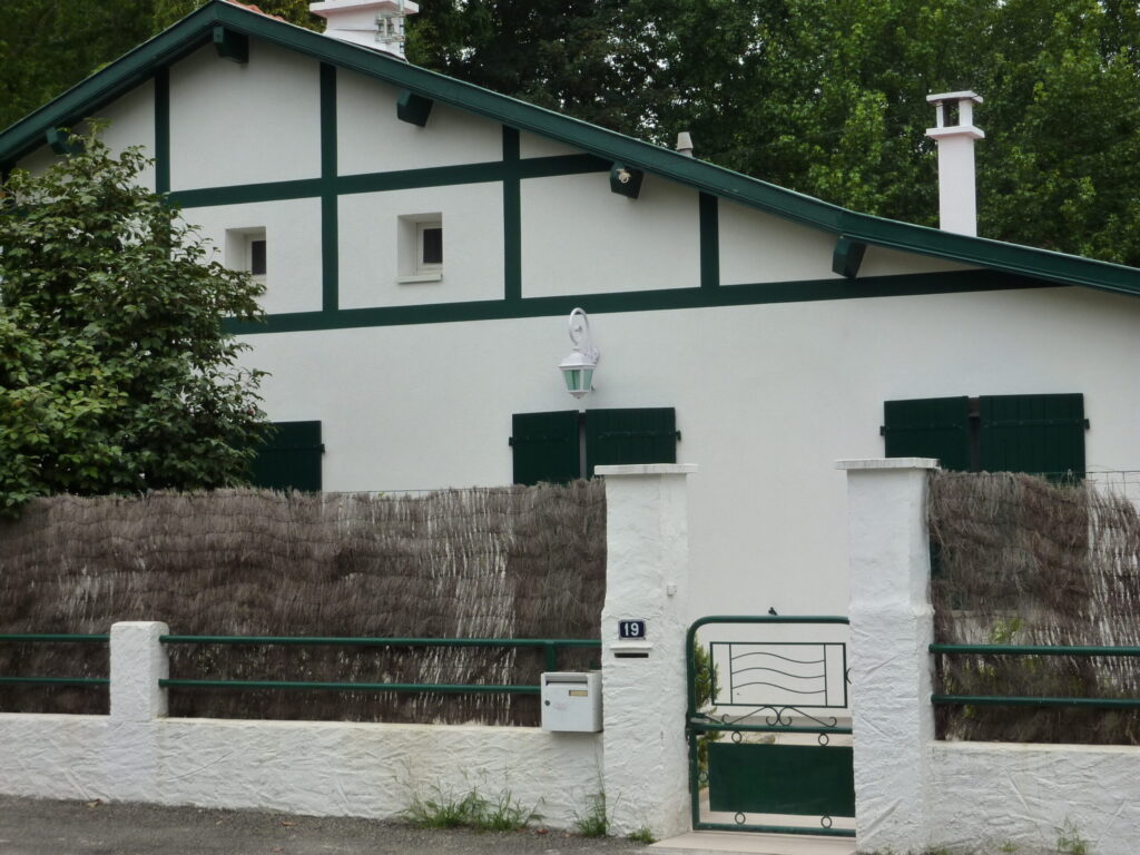 peinture extérieure sur sur maison dans le pays basque par tuheil établissement