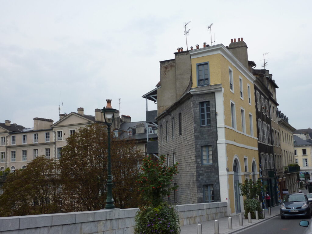 travaux de peinture extérieure et de ravalement de façade sur un batiment à pau