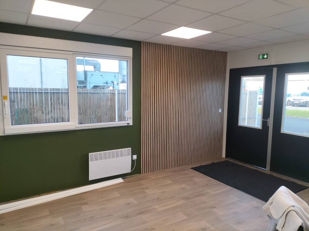 pose de revêtement de sol style parquet dans des locaux professionnels à lescar
