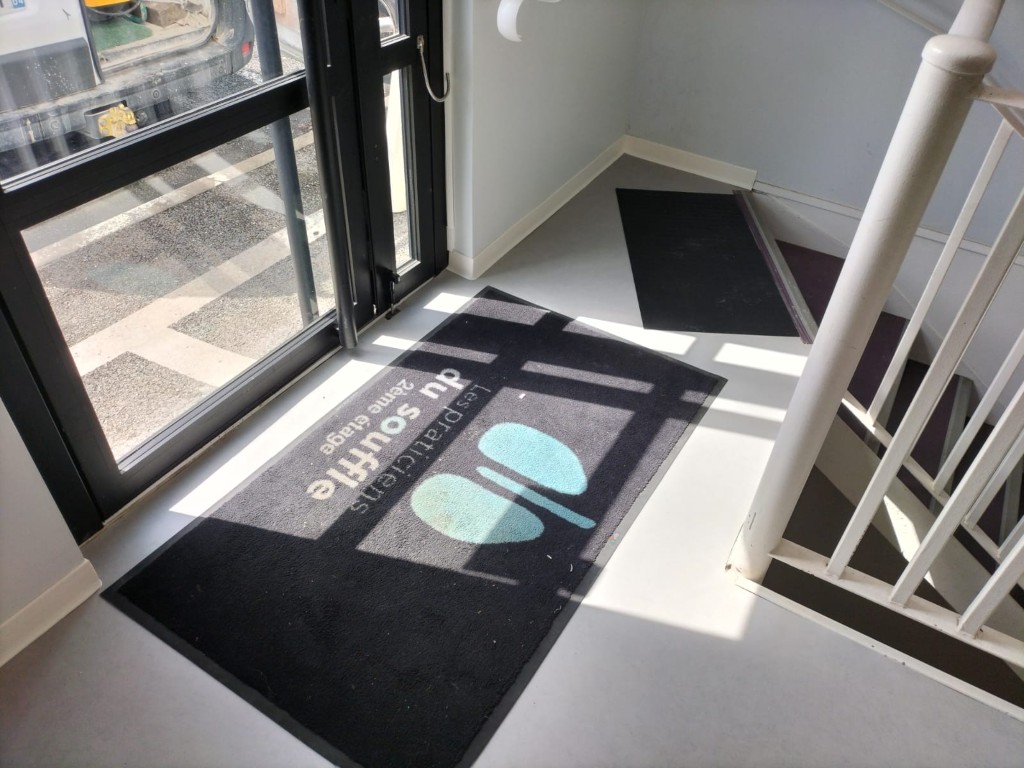 rénovation d'une entrée avec pose de revêtement de sol en pvc à mourenx