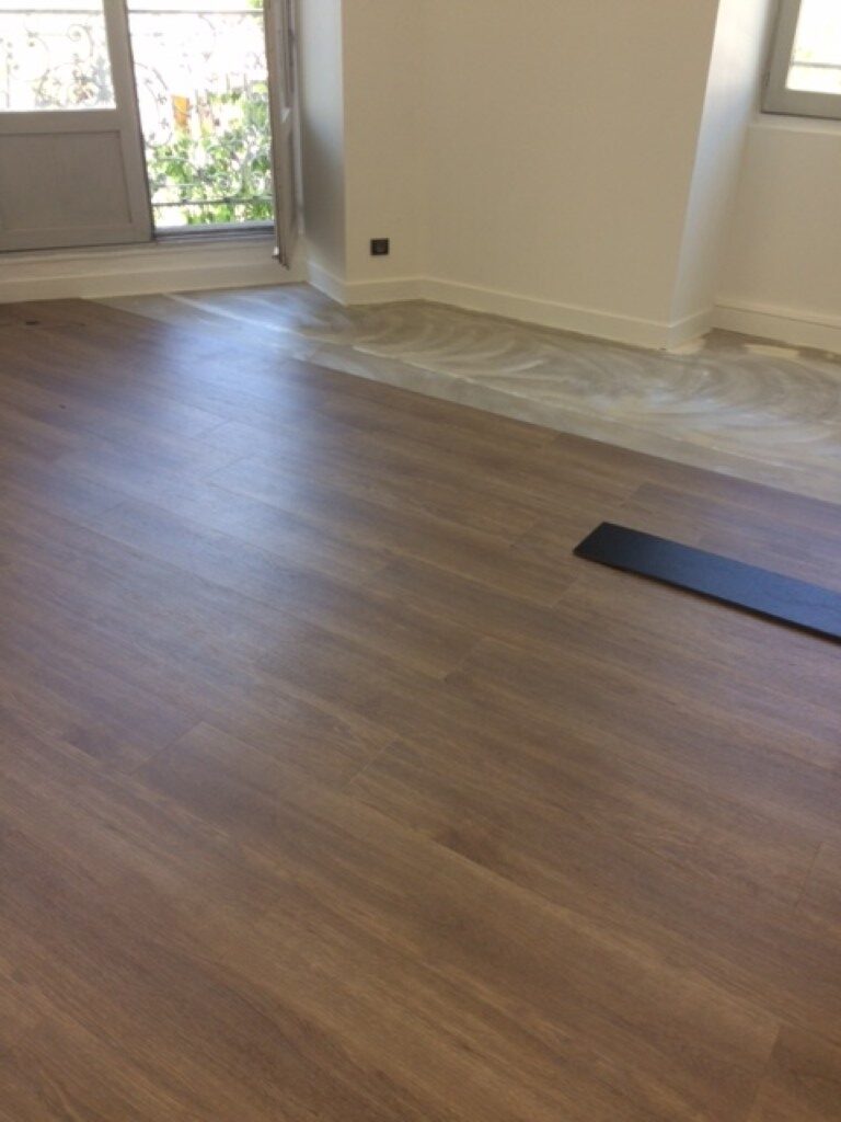 pose de revêtement de sol imitation parquet à artiguelouve dans un salon