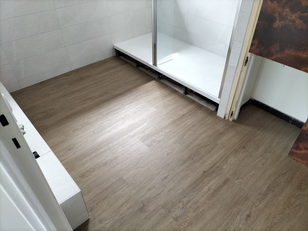 pose de revêtement de sol imitation parquet dans une salle de bain à orthez
