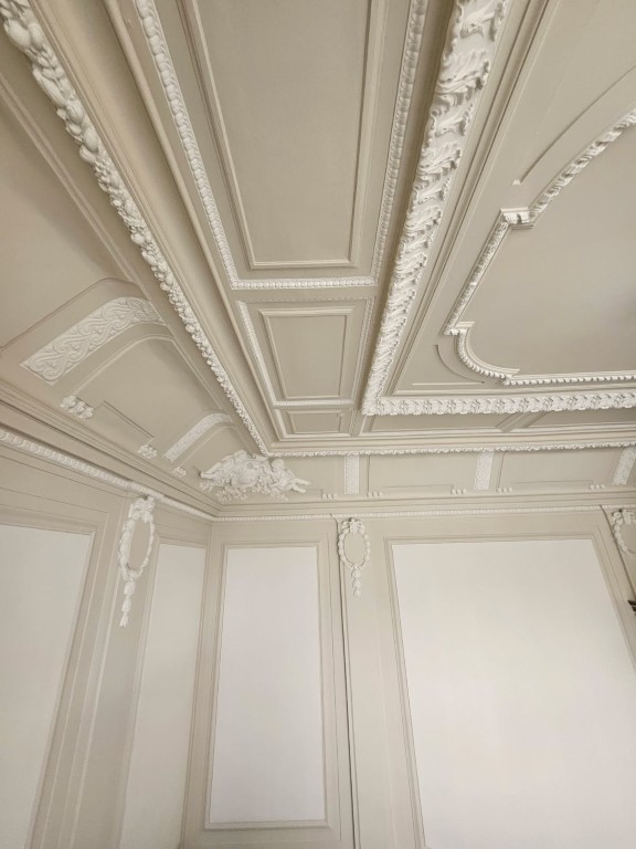 Rénovation de plafond ancien avec peinture intérieure de qualité à Lescar