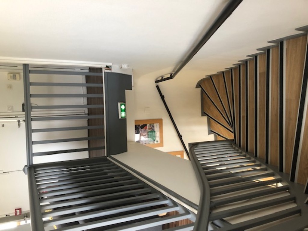 Travaux de peinture intérieure sur escalier métallique réalisés par un artisan peintre à Pau
